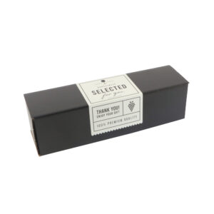 wijnfles-cadeauverpakking-zwart-liggend-met-wit-label-1.jpg